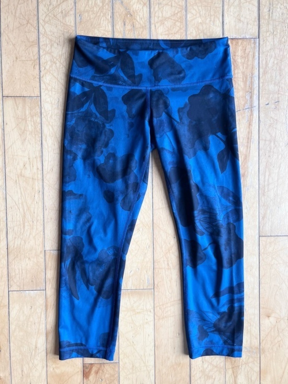 Lululemon Blue Floral Cropped Capri Training Performance Leggings Size 6